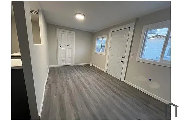 $900 : Move in Ready Beautiful 2 bedr image 3
