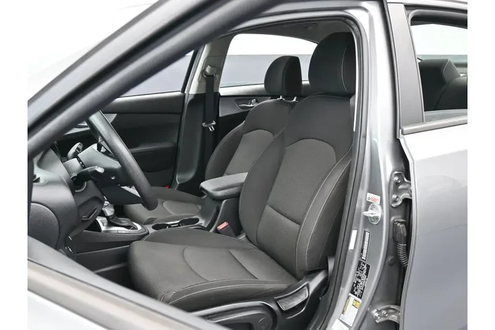 $16917 : Kia Forte 2022 FE 4dr Sedan image 10