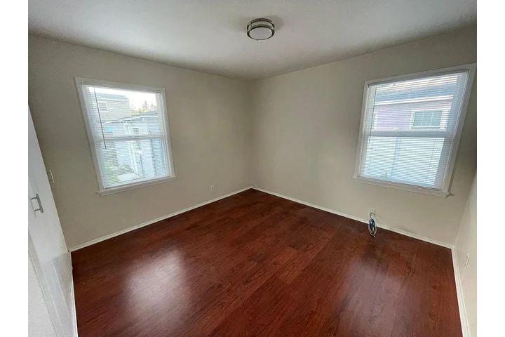 $800 : Spacious 2 bed, 1 bath freshly image 5
