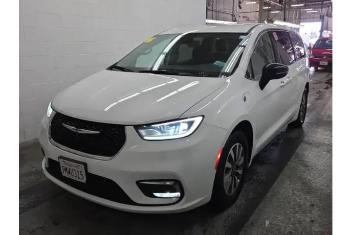 $32750 : 2024 Pacifica Plug-In Hybrid image 1