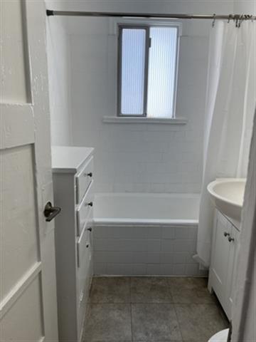 $1300 : Studio apartment available now image 9