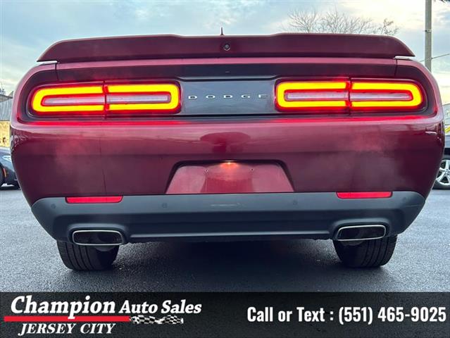 Used 2017 Challenger GT Coupe image 9