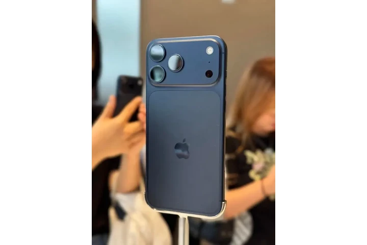 $750 : Apple iPhone 16 Pro 256GB Deep image 1