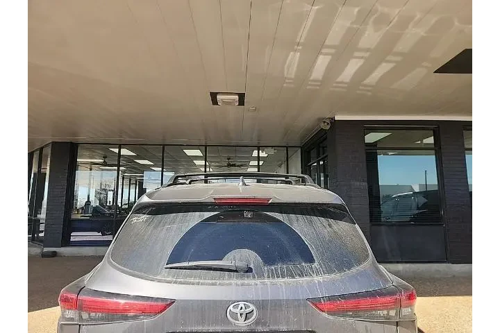 $34344 : Toyota Highlander 2023 LE 4d image 3