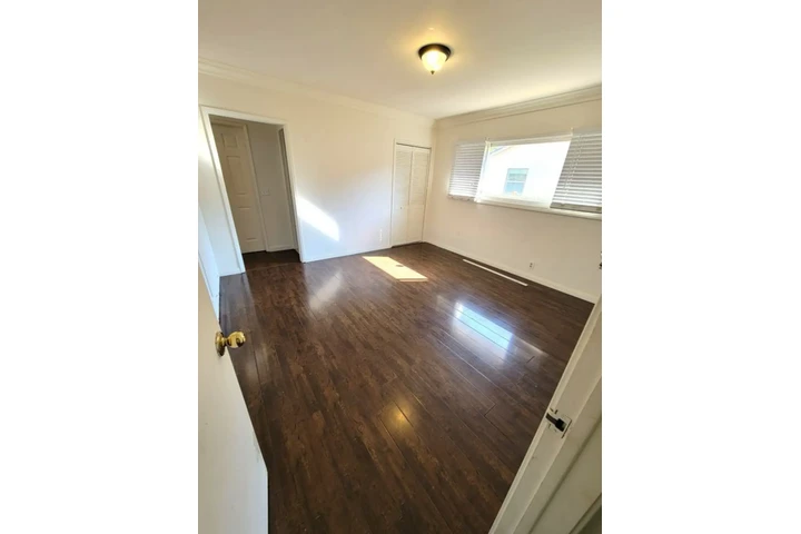 $2500 : 3 Bedroom Home In Koreatown image 6