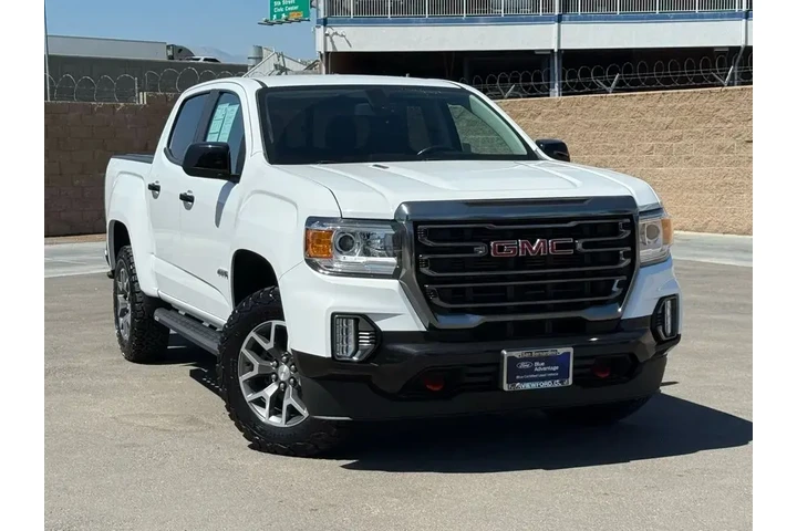 $31989 : GMC Canyon 2022 4x4 AT4 4dr image 2