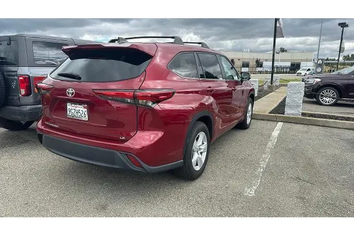 $31950 : Toyota Highlander 2023 LE 4d image 2