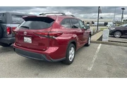 $31950 : Toyota Highlander 2023 LE 4d thumbnail