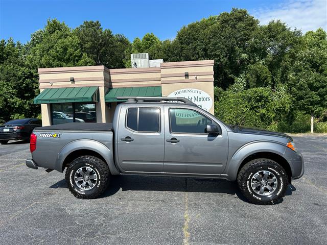 2018 Frontier PRO-4X Crew Cab image 2