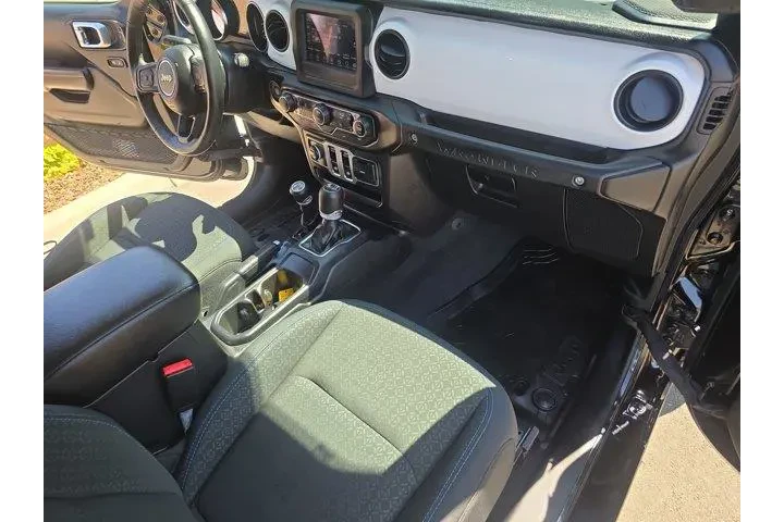 $37995 : Jeep Wrangler 2021 4x4 Islan image 9