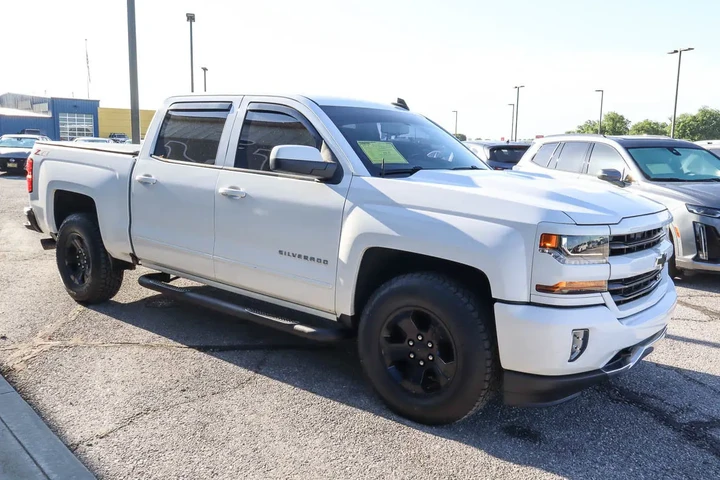 $25548 : 2018 Silverado 1500 4WD Crew image 3