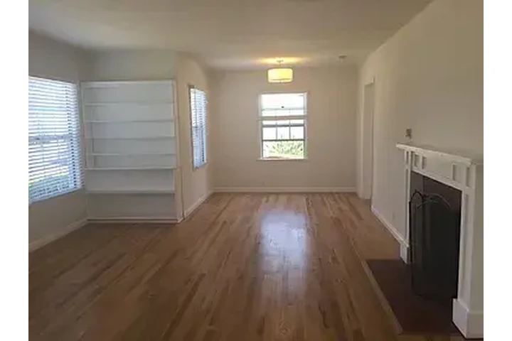$2500 : 3bed 2bath available now image 2
