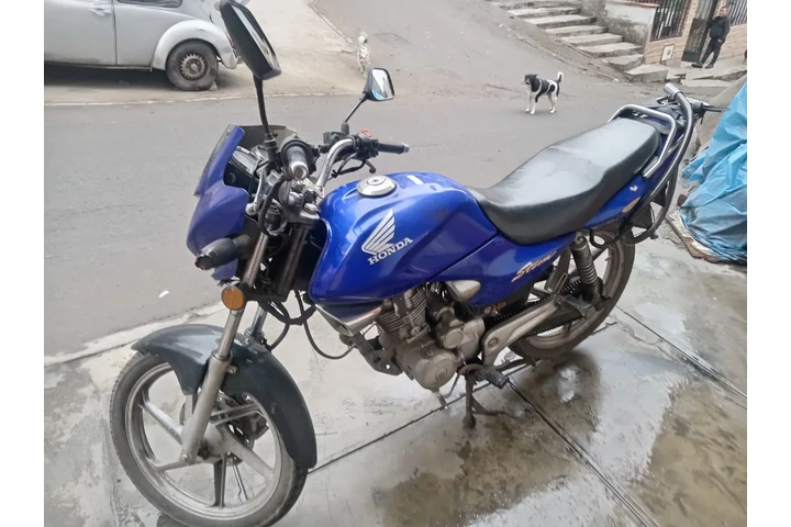 $2500 : VNDO MOTO HONDAA STORM image 3