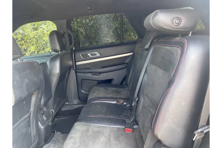 2019 Explorer XLT image 6