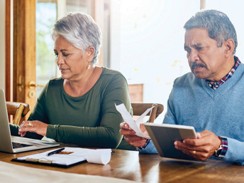 Pareja de hispanos maduros comparando tarifas