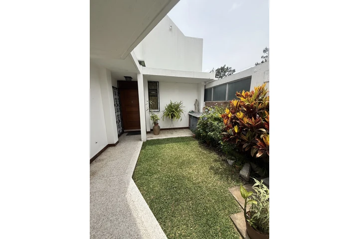 $450000 : Casa en Venta Utatlan zona 11 image 2