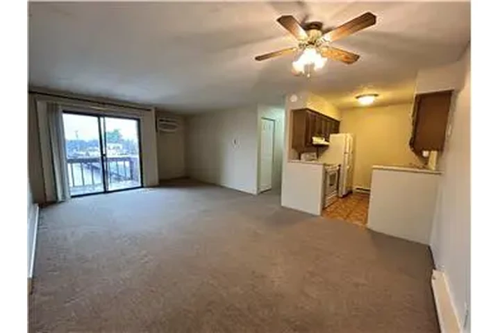 $750 : Rental property with 2 bedro image 4