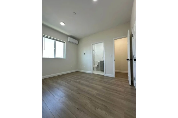 $1300 : Se Renta recamara image 1