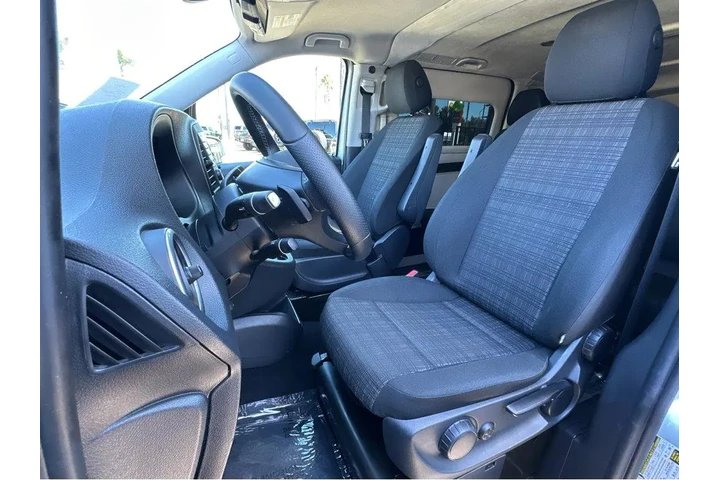 $30997 : 2016 Metris Passenger Van RWD image 9