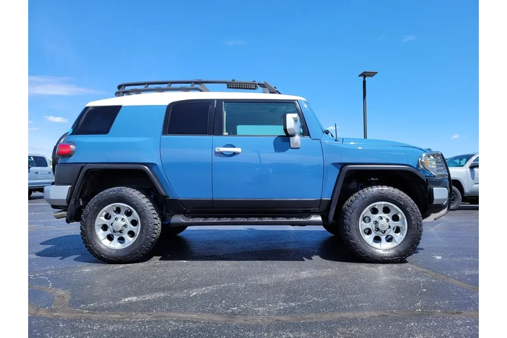 $25997 : Toyota FJ Cruiser 2013 4x4 4 image 2