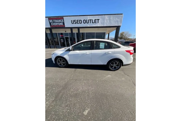 2013 Focus SE image 8