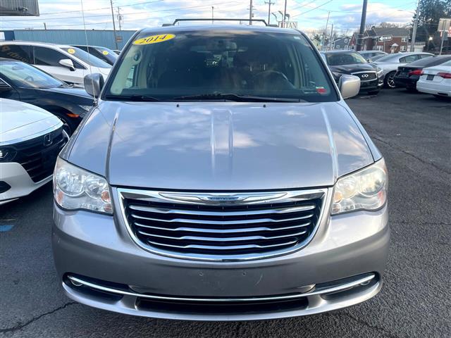 $9900 : 2014 Town & Country image 2