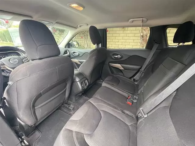 $8000 : 2017 Jeep Cherokee Latitude image 4