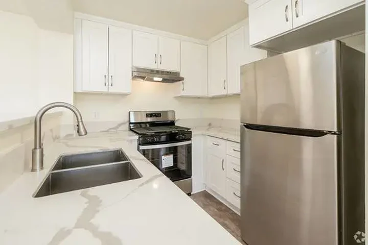 $1350 : Apartment for rent image 5