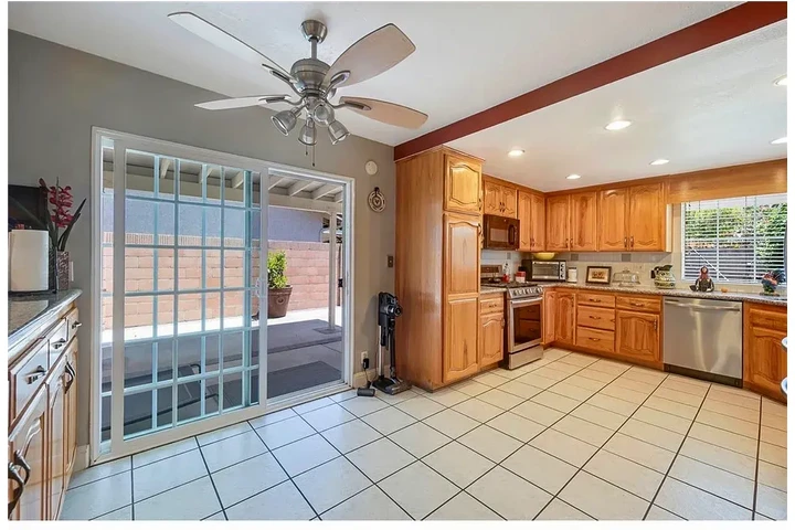 $1500 : Anaheim - 4 Bathroom image 2