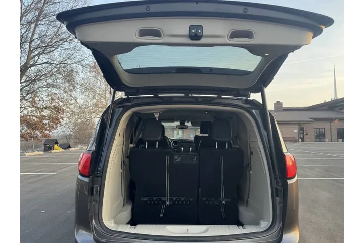 $7999 : 2017 Pacifica Touring-L image 8