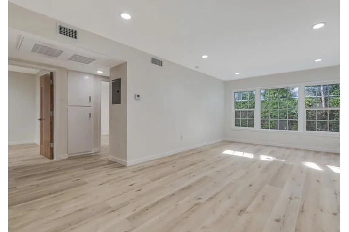 $1550 : Available 1Bed Apt in Carson image 2