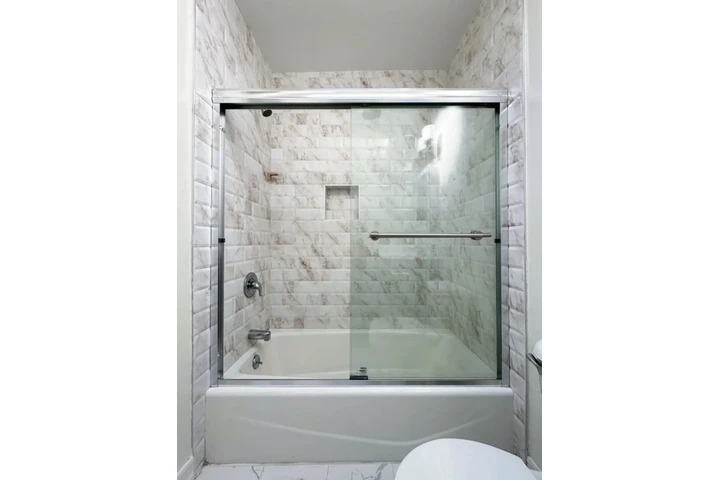 $1400 : 1Bed & Studio Apt in Glendale image 8