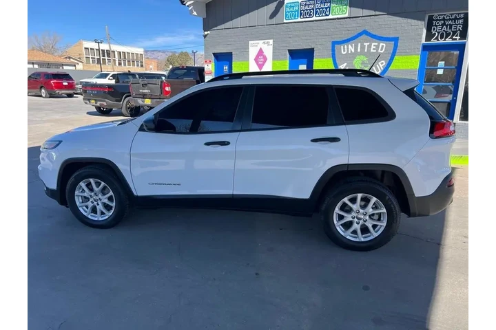 2016 Cherokee Sport FWD image 8