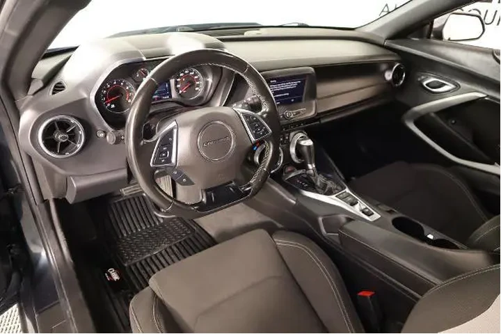 $26989 : Chevrolet Camaro 2023 LT 2dr image 2