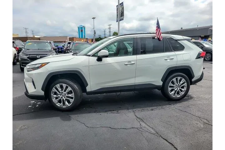 $39989 : Toyota RAV4 2025 AWD XLE Pre image 5