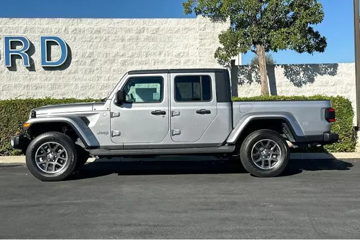 $28595 : Jeep Gladiator 2020 4x4 Over image 7