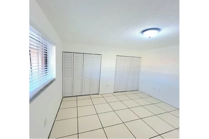 $1700 : 3 Ofrecemos amplios apartamen image 3