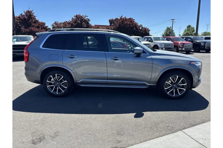 2017 XC90 T6 Momentum image 10
