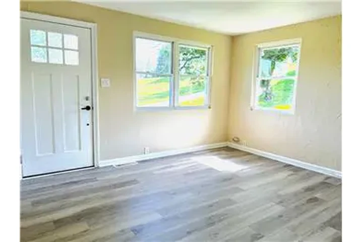 $1100 : Rental property with 2 bedro image 4