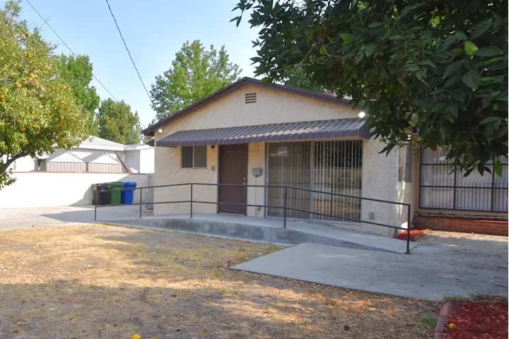 $2300 : Available 3Bed 1Bat in LA image 3