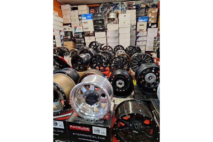 LLANTERO VENDEDOR BILINGUE image 4