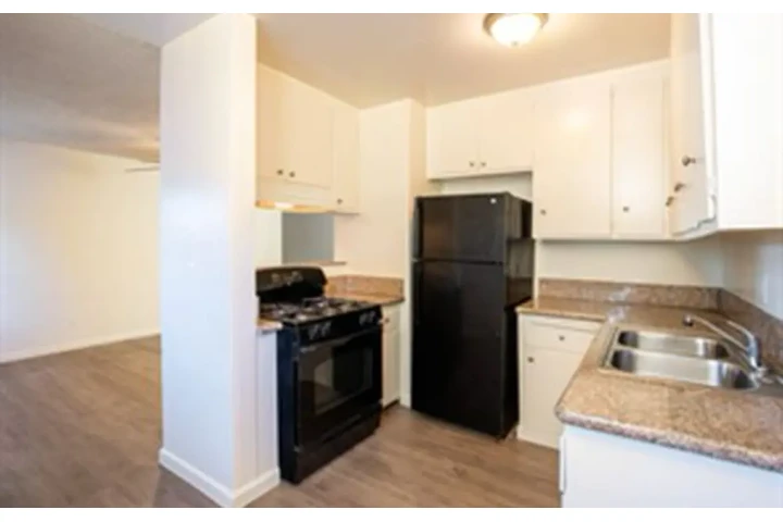 $2000 : 2 bed 2 bath in James M wood image 5