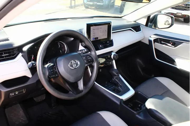 $27944 : Toyota RAV4 2024 AWD XLE 4dr image 2