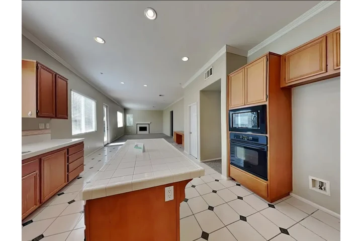 $1250 : Single family home for rent image 3