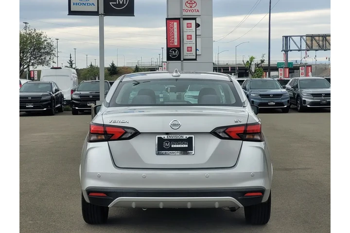 $13588 : Nissan Versa 2021 SV 4dr Sed image 5