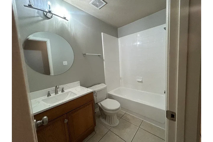 $1150 : Houston Renta image 8