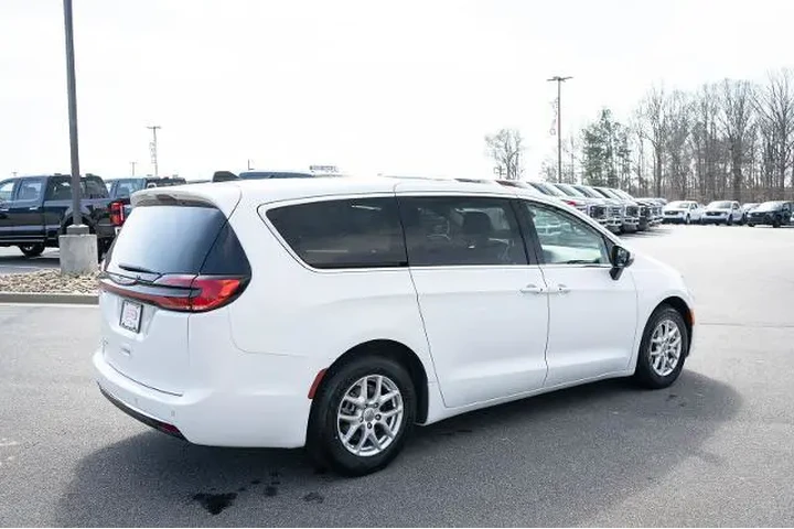 $25987 : Chrysler Pacifica 2023 Touri image 10