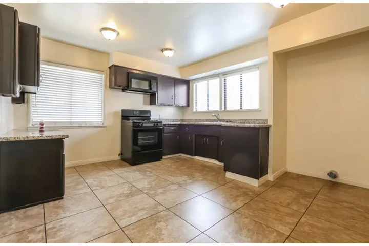 $2450 : 3 Bedroom House In Inglewood image 4
