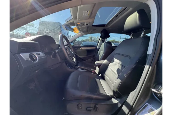 $16995 : 2021 Passat SE image 10