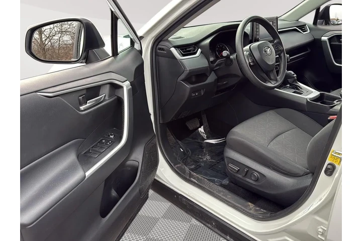 $23999 : 2021 RAV4 XLE image 2